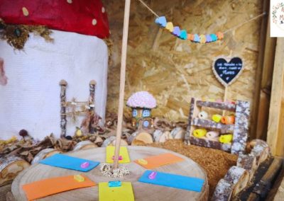 Niños jugando en la naturaleza con Binatur