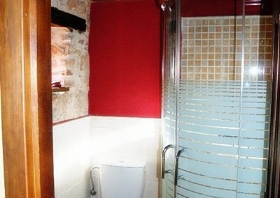 Baño habitaciones primera planta alojamiento rural Tina
