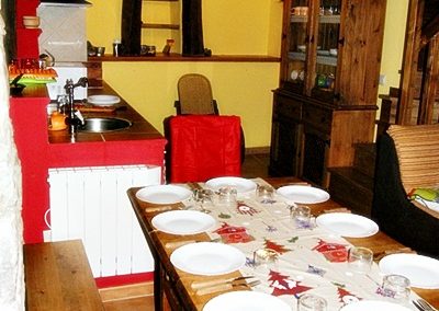 Vista salón cocina CASA TINA alojameinto rural