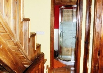 Pasillo y baño casa rural Tina en el Bierzo