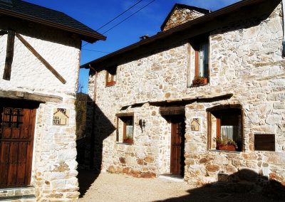 Casas rurales restauradas en el Bierzo TIna y Salva de BINATUR