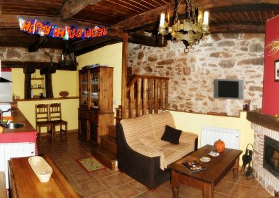 Salón cocina con chimenea en casa rural en el Bierzo