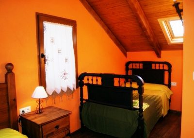 Habitación bajo cubierta superior con dos camas