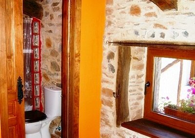 Detalle habitación y baño Casa Salva