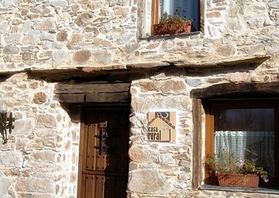 Acceso exterior casa rural en el Bierzo