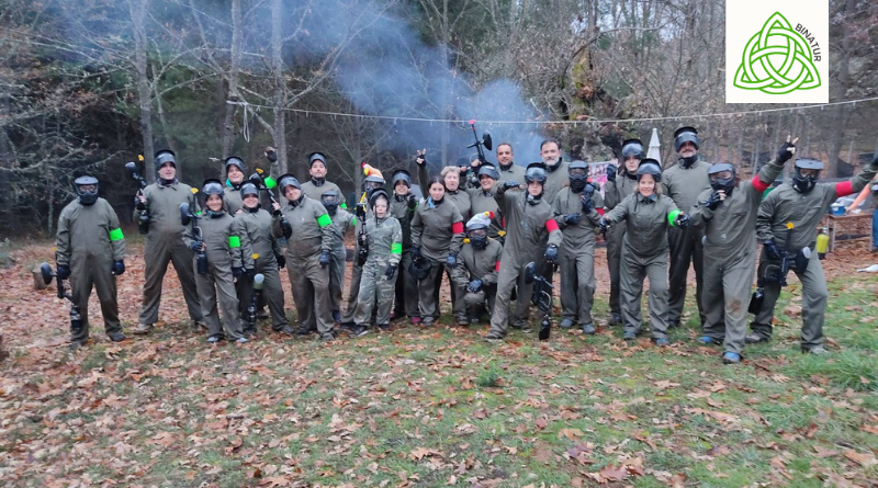 Niños a partir de 12 años y adolescentes disfrutando de una actividad de paintball durante el Puente de Diciembre en familia en BINATUR, El Bierzo.